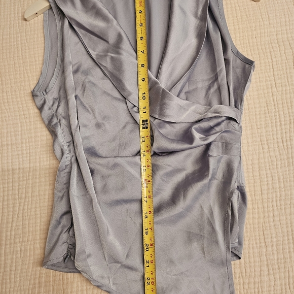 Silver sleeveless top - size large - Picture 4 of 4